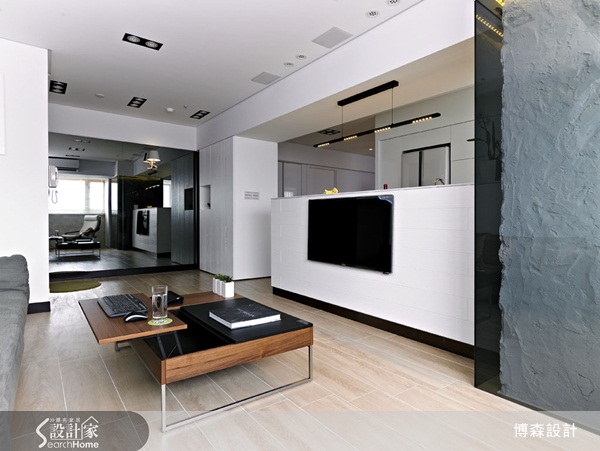 年輕的新婚夫妻,買下十餘年的中古屋,希望重新改造為